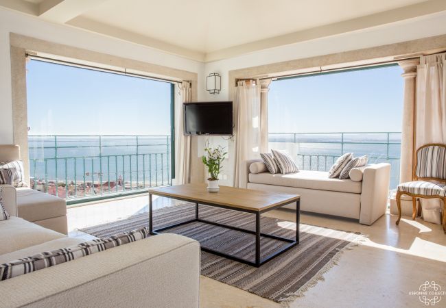 Cozy lounge with 360 ° view of the Tagus. Balcony with large French window for this penthouse