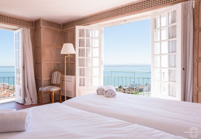 Large room for two people with balcony overlooking the Tagus