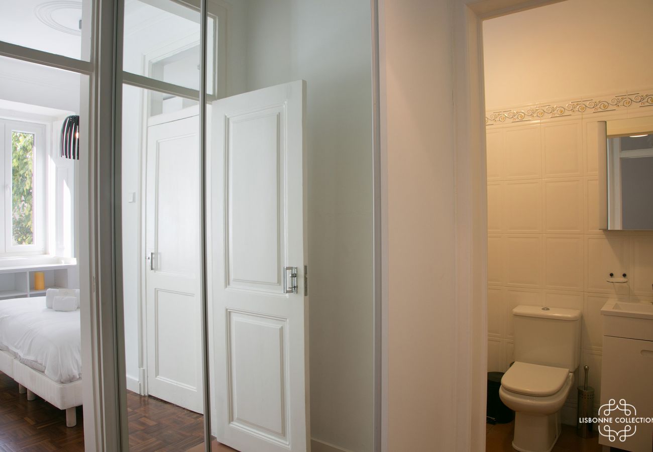 communicating dressing room on an adult bedroom on the bathroom and the hallway of the entrance