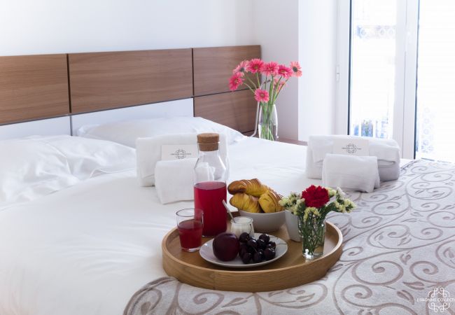 Room for 2 people with breakfast on the bed ready to be tasted 
