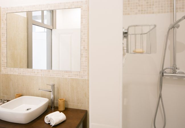 Fully equipped bathroom in an apartment for rent in Lisbon