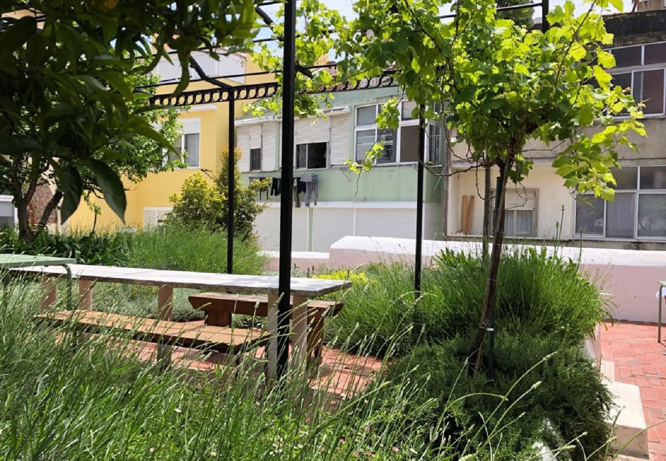 Apartment in Lisbon - Garden Quiet and Cool Apartment 27 by Lisbonne Collection
