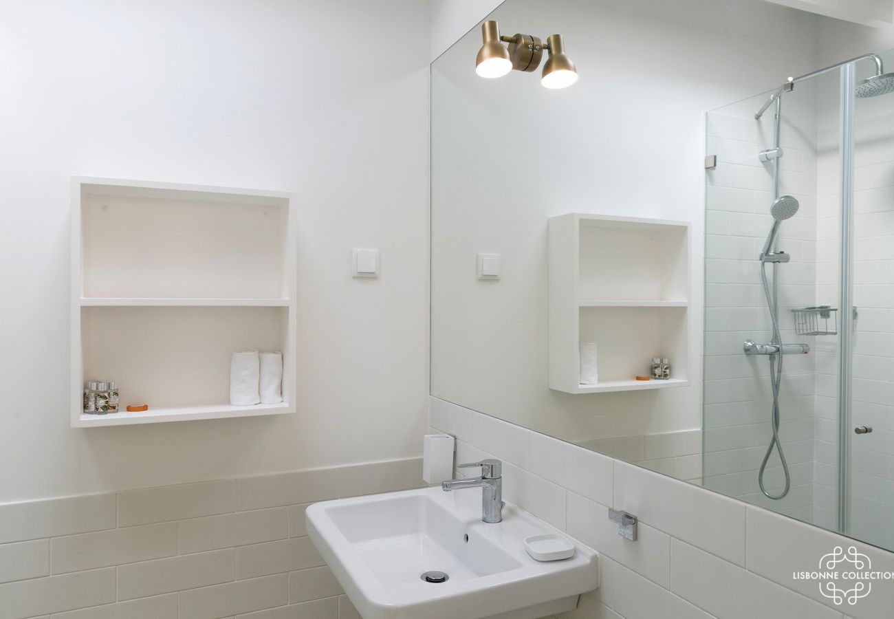 Washroom with large mirror, vanity and bathroom cabinet