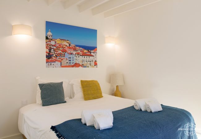Bed and bright blue room for 2 tourists to rent in Graça
