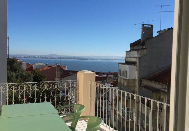 Outdoor access with Tagus view for rent for holidays