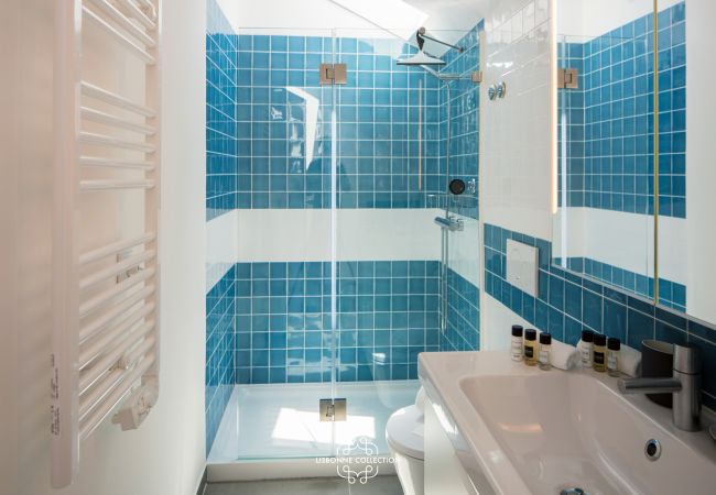 bathroom with bathtub in blue color