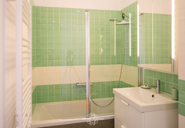 bathroom with a green bathtub