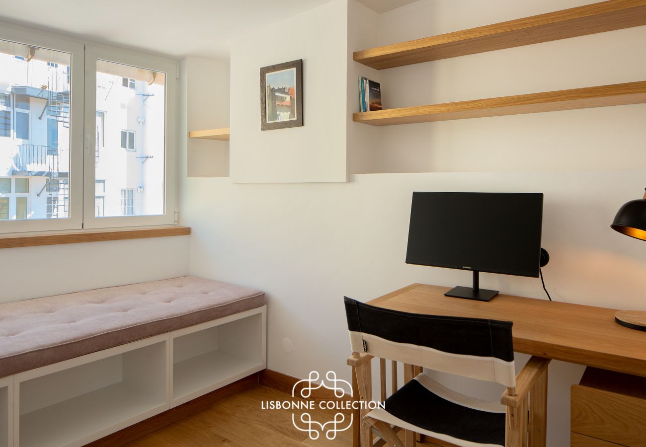 Apartment in Lisbon - One bedroom Apartment + office with beautiful terrace and view 78 by Lisbonne Collection